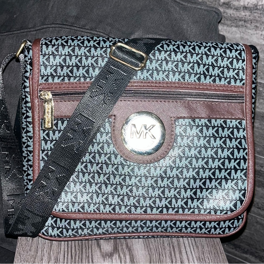 Michael Kors MK Monogram Crossbody Bag Brown Trim Medium Everyday Purse 10.25” - Picture 4 of 15